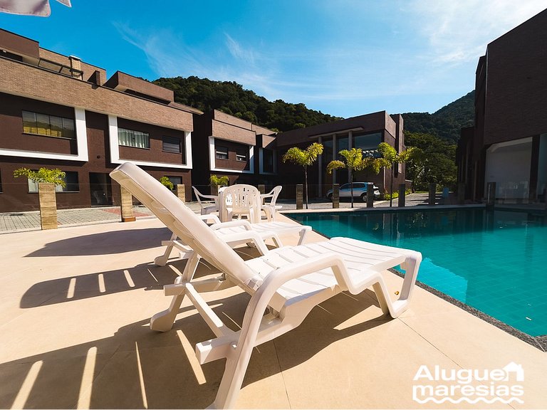 Ropa de cama, aire acondicionado y piscina